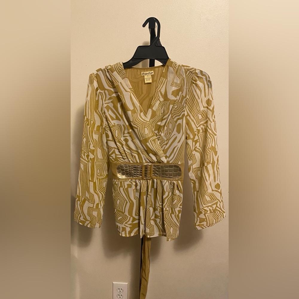 Design Loft Gold and White Blouse Top With Gold Belt - Size S DONATED